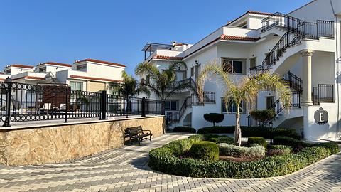 Stan za preprodaju sa 3 spavaće sobe i pogledom na more u Kyreniji