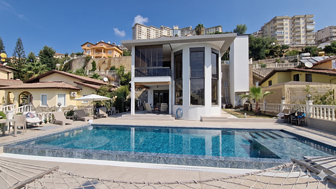 Fuldt møbleret villa med privat pool og elevator i Alanya